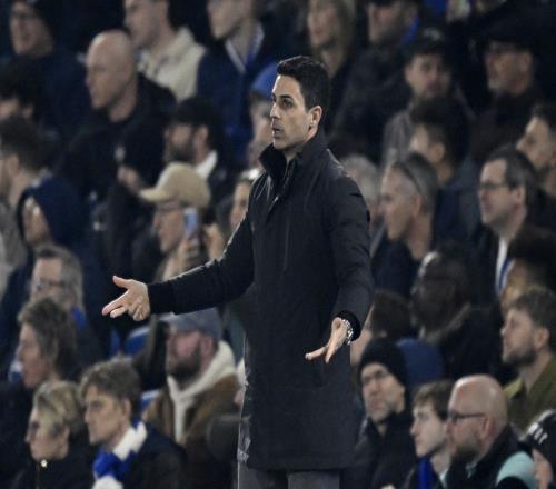 阿森納若如愿捧起聯(lián)賽杯冠軍本期待香檳酒灌滿(mǎn)獎(jiǎng)杯_英超直播