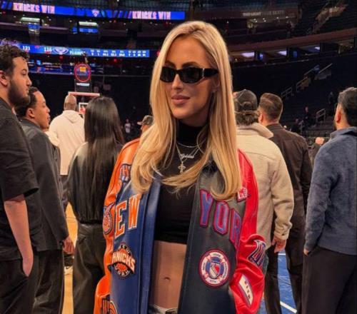 尼克斯場邊再現(xiàn)美女球迷！金發(fā)藍眼像極芭比娃娃本賽季多次觀戰(zhàn)