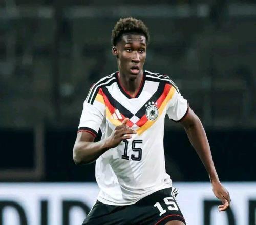 18歲身價4500萬，天才中衛橫空出世！一季成名，切爾西巴黎全盯上