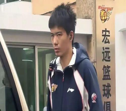 廣東男籃今日動(dòng)態(tài)更新！崔永熙復(fù)出戰(zhàn)江蘇，胡明軒重回首發(fā)，焦泊喬交易停止