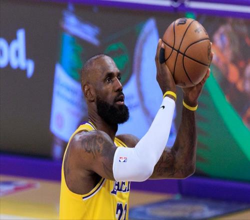 41歲92天三雙+比肩賈巴爾，老詹近10戰超級高水平，賽后正式表態