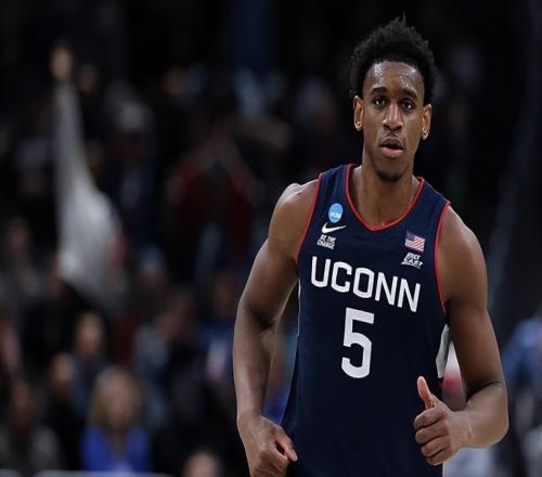 率領康涅狄格大學擊退杜克大學！大四強力內線的選秀行情還在飆升