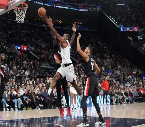 快船輸開拓者后，又傳來一個不利消息，當(dāng)家球星受傷，泰倫盧攬責(zé)