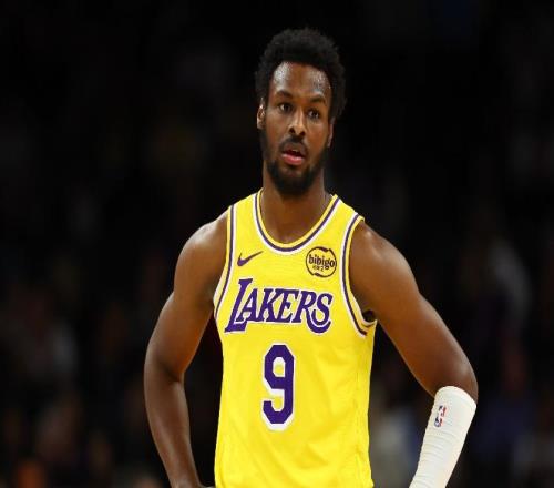 湖人4將展價(jià)值！艾頓+拉拉維亞主導(dǎo)攻守，八村回暖，布朗尼穩(wěn)防守