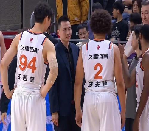 上海男籃14連勝，盧偉賽后發言體現智慧，洛夫頓引盧偉不滿被噴！