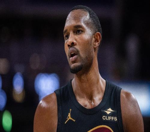 騎士113127湖人4壞消息！防守成漏洞，莫布利與米切爾一塌糊涂！