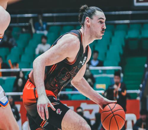 山東男籃迎戰(zhàn)福建，斯蒂爾面對(duì)老東家遇到一道坎，瓊斯要加油了