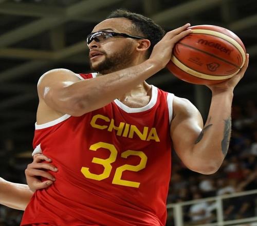 本是NBA球星，卻加入中國男籃，無緣巴奧后，如今仍想為中國效力