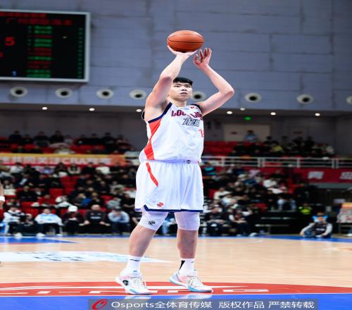 媒體人認(rèn)為徐昕可能早已具備成為CBA主力輪換的能力，未能發(fā)揮的原因可能另有因素_CBA直播