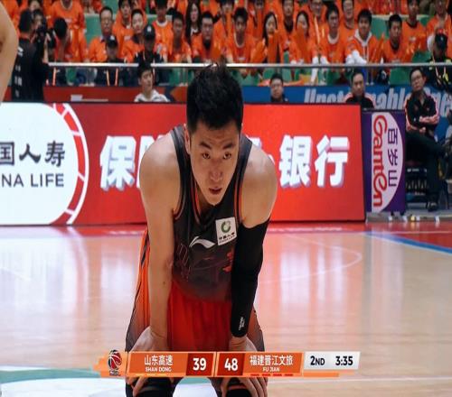 高詩巖罰出場！邱彪技犯，山東男籃太吃力了，核心1將終破質疑！