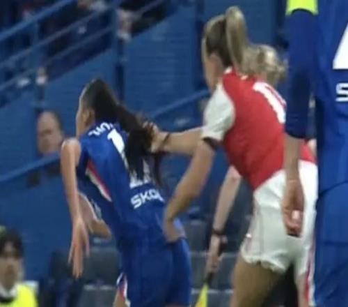 阿森納女足球員拽辮子沒受罰，切爾西女足主帥抗議反倒染紅