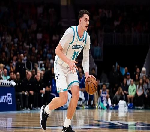 完美的內(nèi)線組合！黃蜂替補(bǔ)中鋒和先發(fā)中鋒的特點(diǎn)相當(dāng)互補(bǔ)