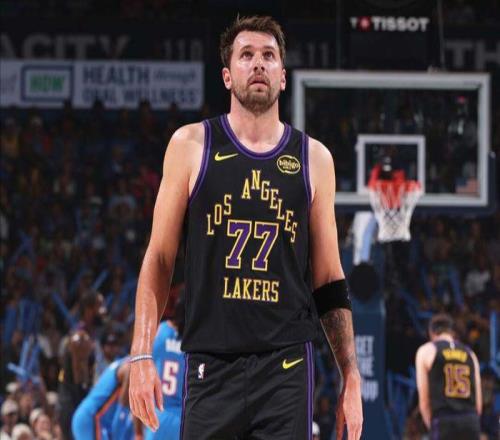 43分慘敗+東契奇受傷！雷迪克的愚蠢毀了湖人，詹姆斯成最后希望