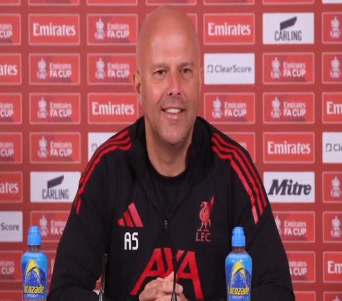 斯洛特：希望賽季結(jié)束時(shí)薩拉赫那張獎(jiǎng)杯柜照片里能多兩座獎(jiǎng)杯