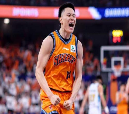 23分+6記三分！上海王牌前鋒砍分不輸外援，盧偉沖冠不可或缺拼圖