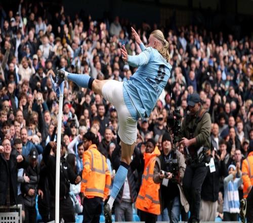 足總杯對(duì)陣?yán)锲稚涎菝弊討蚍ǎm德成歷史第三人