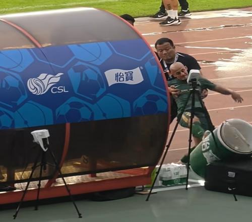 米特里策生氣踢翻贊助商水桶，中超這樣的情況并非首次，已有多人受到罰款和禁賽處理_中超直播