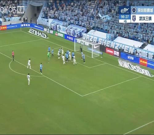 這是何意三鎮(zhèn)補(bǔ)時(shí)落后2球，門將方鏡淇角球沖到門前爭(zhēng)頂