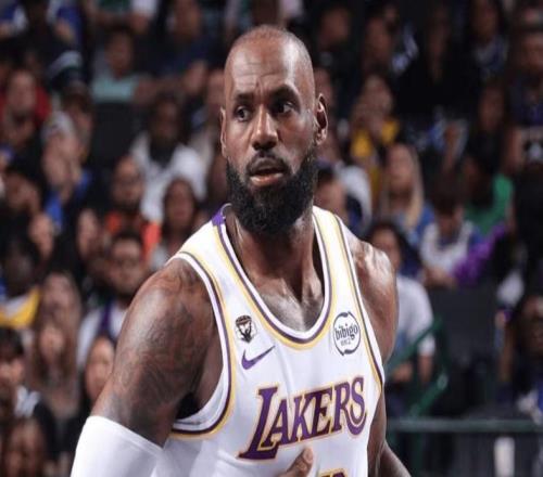 差22歲狀元PK！詹姆斯30+9+15輸弗拉格仍創(chuàng)歷史被頂腹部險(xiǎn)受傷