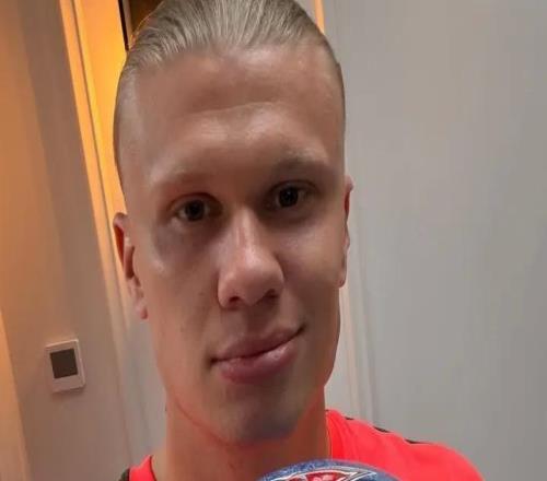 哈蘭德戴帽后拿走比賽用球，隊友球上留言：干得好，你這該死的怪胎