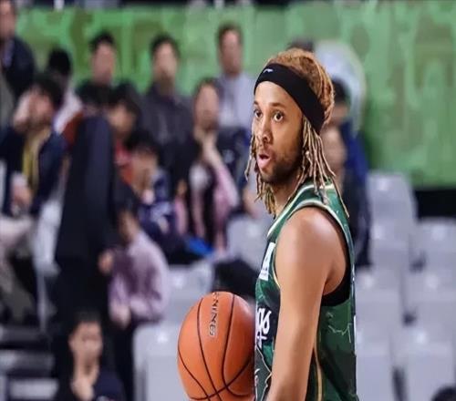 同曦弊端盡顯！王世龍第三節(jié)應(yīng)變慢，帕克郭昊文齊爆關(guān)鍵球真不行