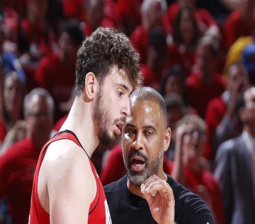 放棄聯(lián)手3巨頭，首選加盟火箭！6戰(zhàn)5場(chǎng)被雪藏，32歲前鋒要后悔了