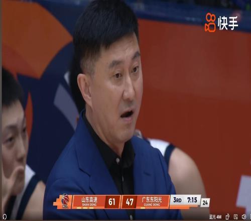 廣東大輸山東隊(duì)13分，保守杜鋒半場(chǎng)8人輪換，鞏曉彬用8字批評(píng)杜鋒