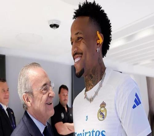 大戰(zhàn)即將開始，老佛爺在球隊(duì)抵達(dá)伯納烏時(shí)迎接并鼓勵(lì)了球員