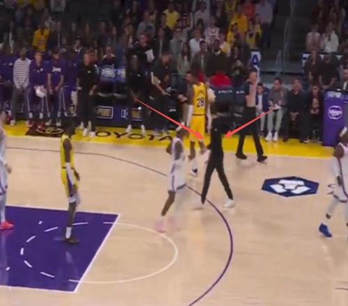 沒(méi)77湖人真炸了！隊(duì)內(nèi)互噴+開場(chǎng)2分鐘主教練失控暴走