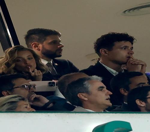 F1冠軍諾里斯現(xiàn)身里斯本，觀戰(zhàn)阿森納歐冠客勝葡體的比賽