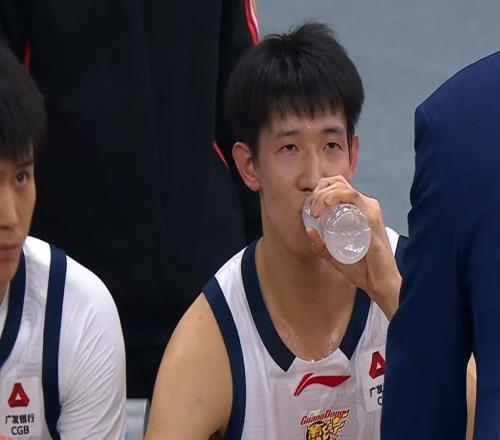 CBA最新消息！黃明依坐穿冷板凳，這可是廣東隊近10年內最強天賦