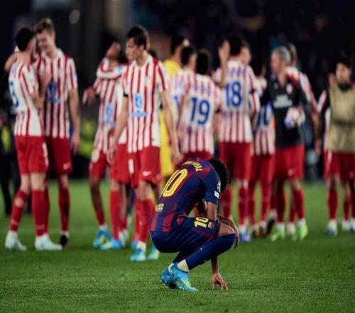 歐冠02輸球亞馬爾哭了！蹲在地上抹淚馬競(jìng)球員紛紛安慰
