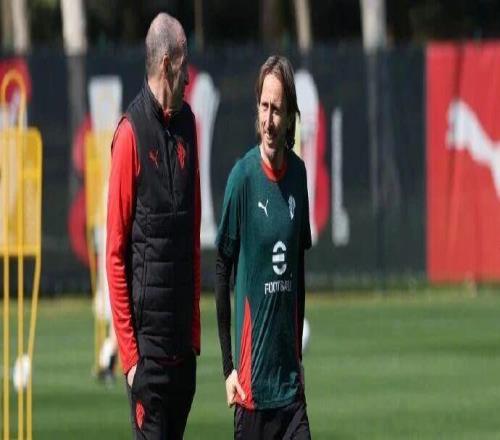 米體丨談?wù)劽滋m中場球員的未來