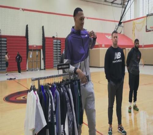 17歲賺了一百萬(wàn)美元，25歲被CBA裁員