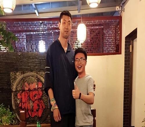 姚明都防不住他，卻被隊醫“毀掉”前程，如今46歲靠賣麻辣燙為生