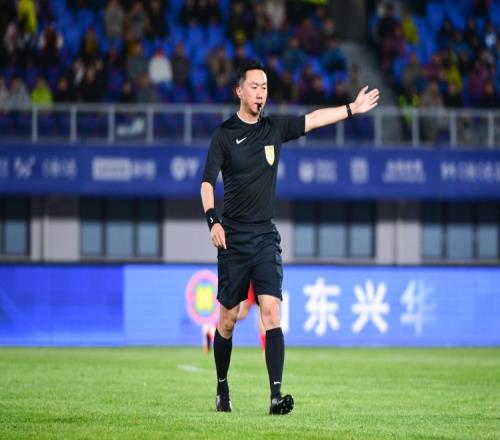 記者：對裁判工作的嚴格管理無可非議，但評判的依據應當是規則而非輿論_中超直播