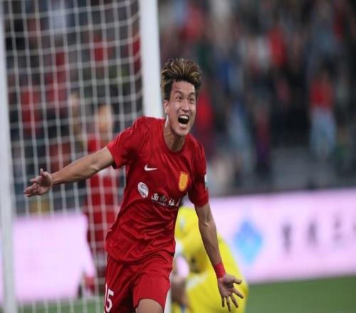 8分鐘入兩球杜月徵染紅，重慶銅梁龍21武漢三鎮(zhèn)暫時登頂中超榜首