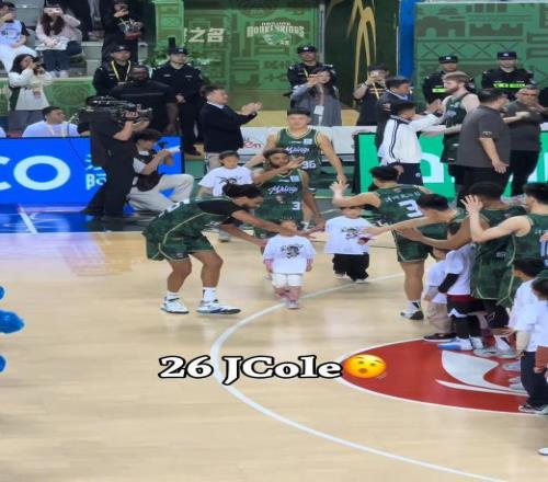美國(guó)說(shuō)唱歌手J.Cole上演CBA首秀，5投0中未能拿分，網(wǎng)友：聽(tīng)自己的歌熱身，手多少有點(diǎn)緊