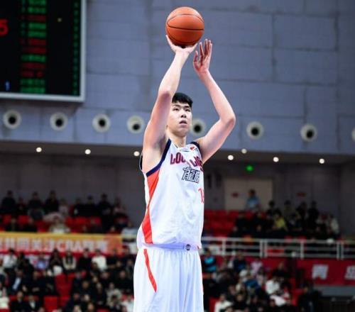 10投狂砍21分11板4帽！這才是CBA頂級大中鋒，廣州靠他沖擊季后賽