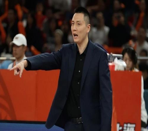 時隔24年，上海男籃再奪常規(guī)賽冠軍，背后功臣是他，執(zhí)教不到兩年