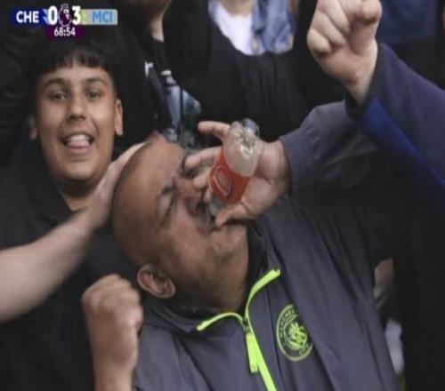 “喝空”阿森納，曼城球迷對著轉(zhuǎn)播鏡頭“貼臉開大”