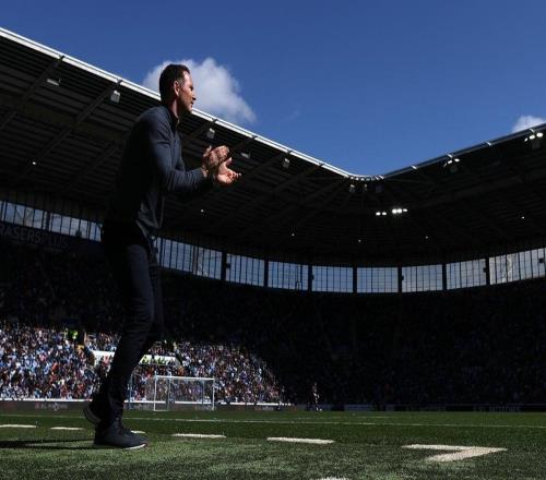 考文垂花25年爬回英超門口，挪威球迷卻在北極圈掛了面旗