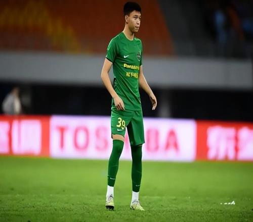 他是跟王鈺棟齊名的06后前鋒，如今被魯能租借到中甲，都一球未進