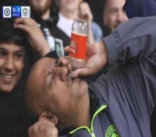 吹阿森納水瓶的球迷：瓶子是以前口渴時找槍手替補席要的