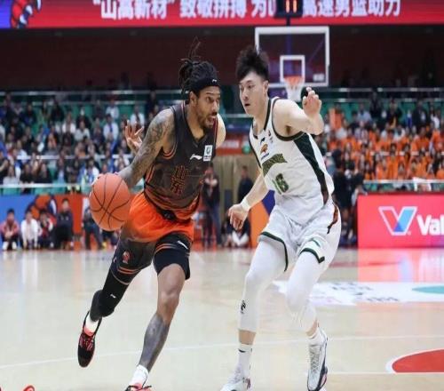 山東男籃：首尾兩場敗仗，中間隔著一整年的成長