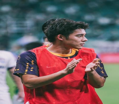 原來他是李明的兒子，長(zhǎng)得帥在中超4分鐘進(jìn)一球，真是虎父無犬子