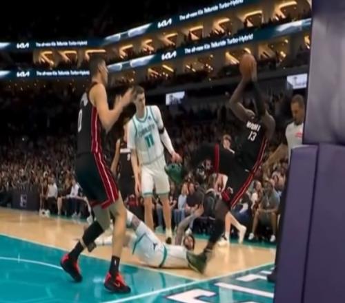 哈隊(duì)表示三球并非臟球員雖然動作像是摔跤比賽但裁判就在眼前卻沒有判罰_NBA直播