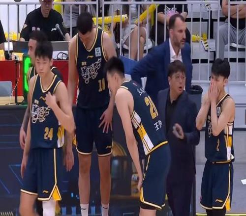 廣東男籃3分險勝，徐杰27+5+4關鍵時刻顯威，奎因26+8+4杜鋒缺陣