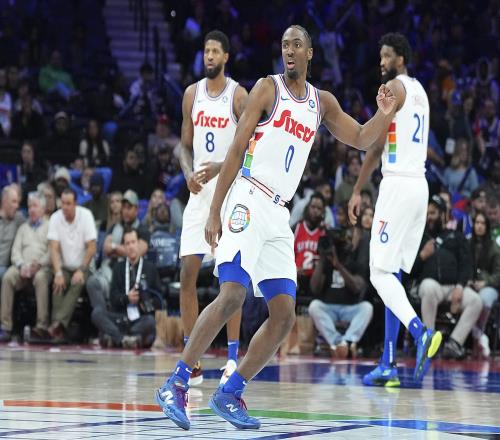 詹姆斯點贊76人三位星光閃耀的球員隨時準備瘋狂得分140_NBA直播