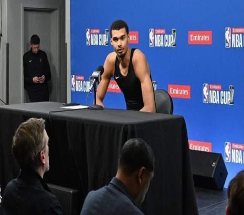 馬刺隊史首人！文班亞馬斬獲魔術師約翰遜獎戰勝庫里字母哥等人